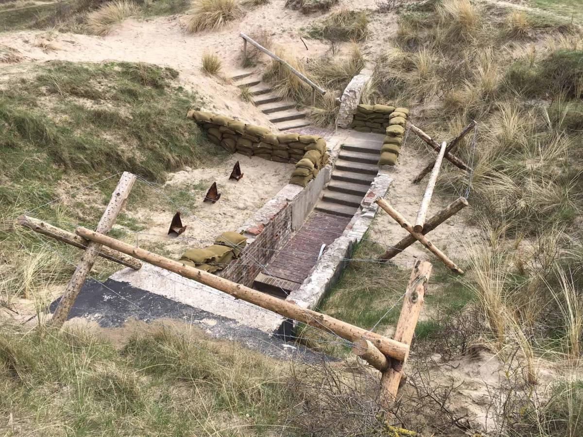 Bovenaanzicht van ingang van Bunkermuseum Jansje Schong in Egmond aan Zee